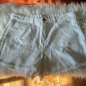 🆕🔥Hot White distressed summer shorts!!